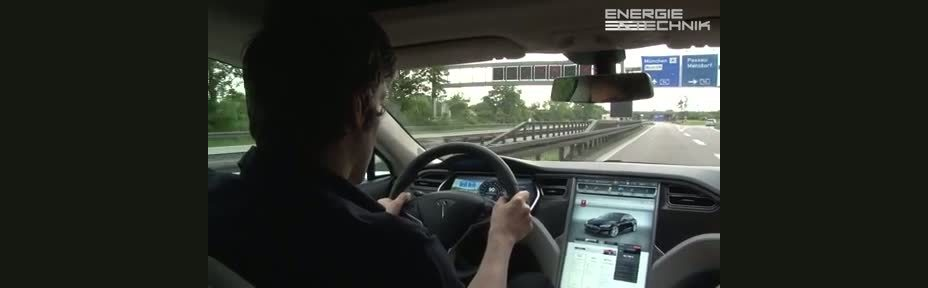 Mit dem Tesla S auf der Autobahn