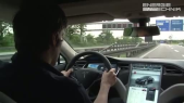 thumbnail of medium Mit dem Tesla S auf der Autobahn