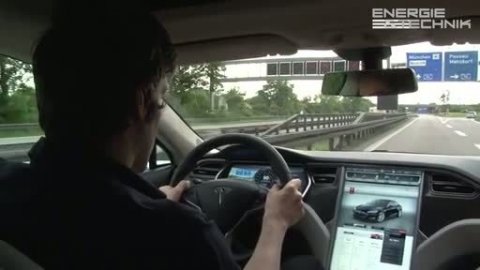 Mit dem Tesla S auf der Autobahn